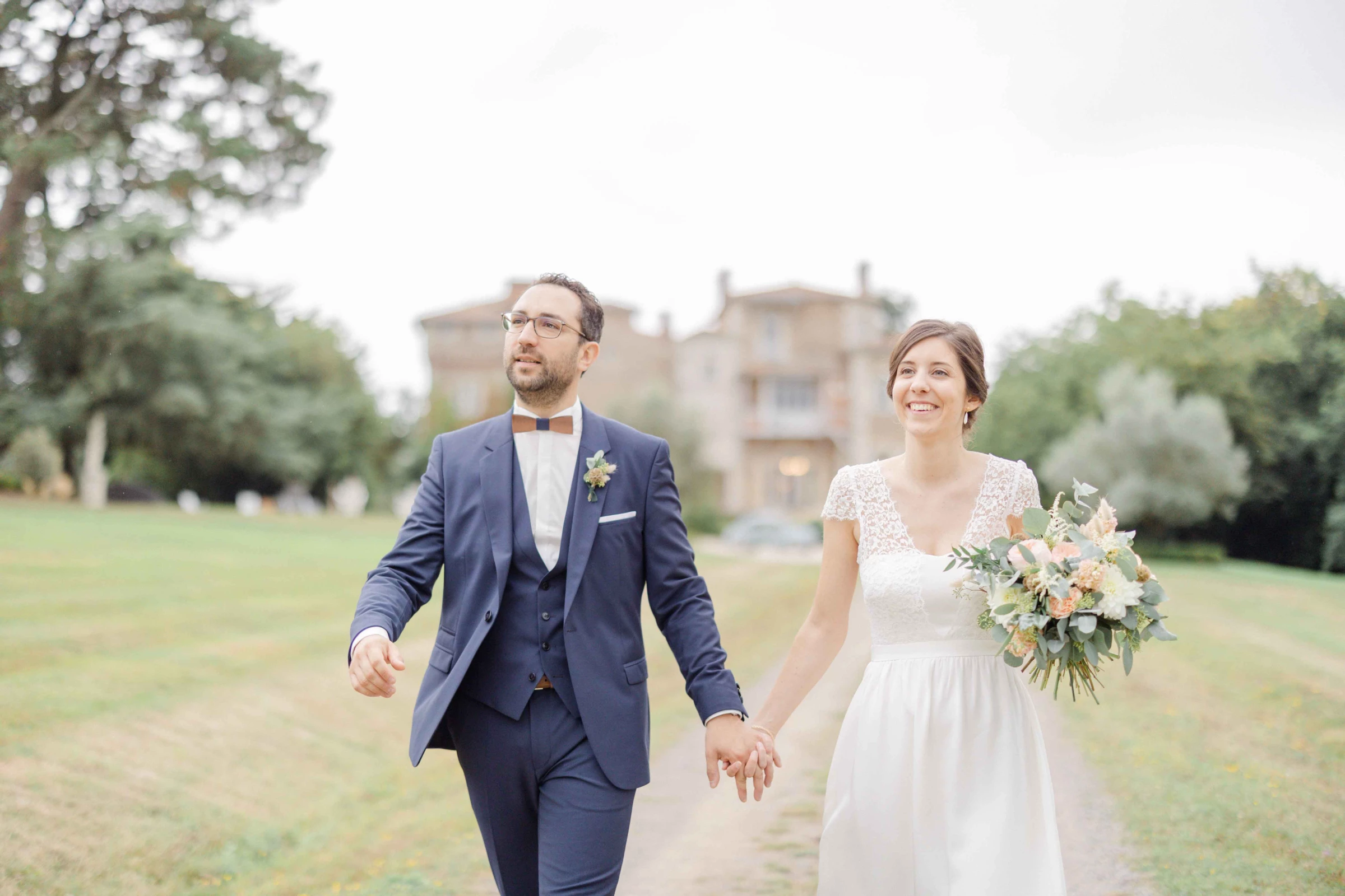 bonheur robe événement sourire gris
